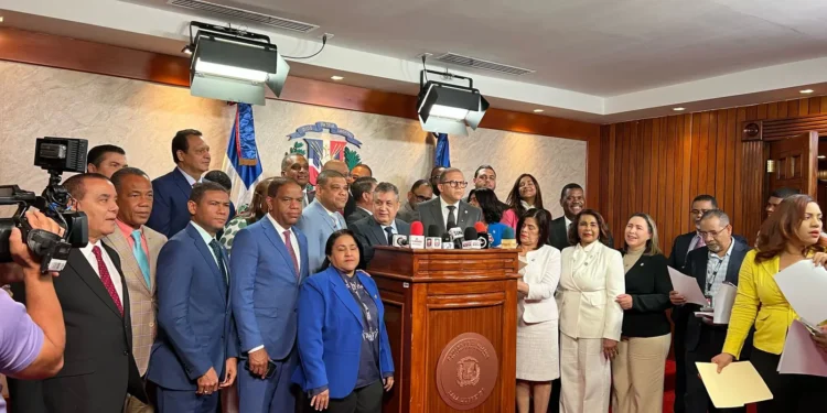 Oposición se une en contra de Faride y director PN