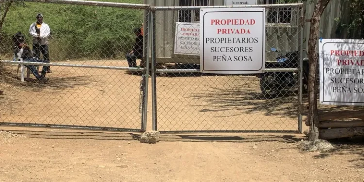 Acusan grupo de hombres armados de ocupar terrenos privados en zona costera Playa Popa en Montecristi