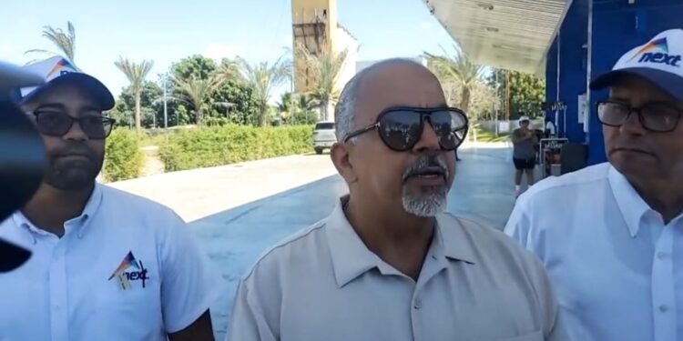 Empresario Quilderes Taveras entrega dos de cuatro motocicletas que rifa en su estación gasolinera la Fe en Dajabón