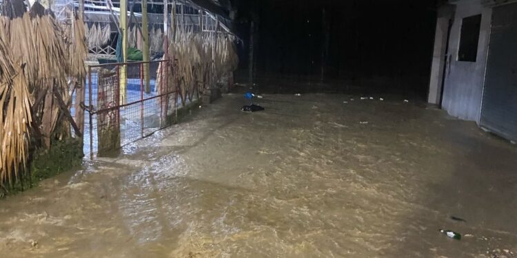 Aguaceros torrenciales desbordan ríos y causan inundaciones en localidades de Puerto Plata