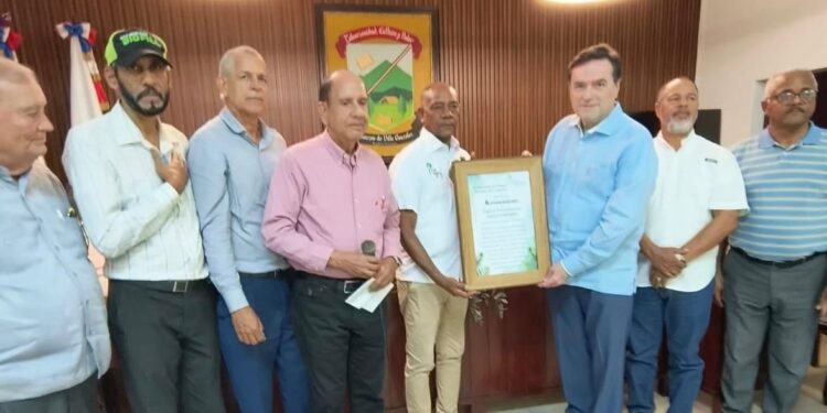 El Patronato y el Grupo Ecológico de las Lagunas reconocen al vicepresidente de Seaboard, Armando Rodríguez