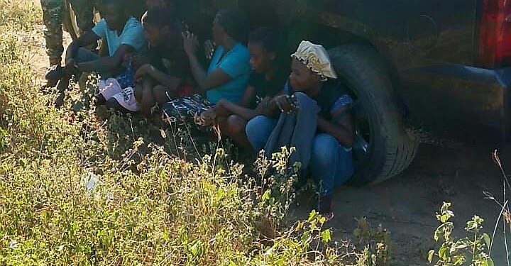 Detienen 12 inmigrantes indocumentados en jeepeta Tahoe en Montecristi 