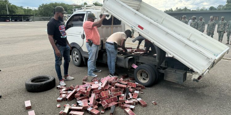 Ocupan contrabando de 80 mil cigarrillos ocultos en entre el chasis y cama de un camión en Santiago Rodríguez