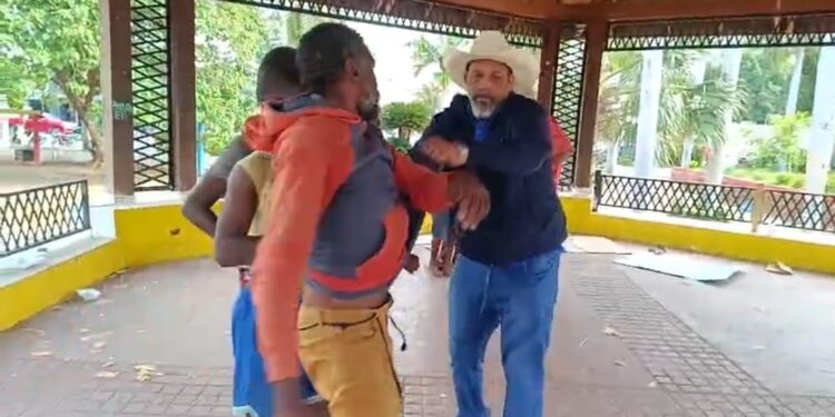 Alcalde de Dajabón Santiago Riveron desaloja haitianos ocuparon parque y da un plazo de 5 días para que extranjeros indocumentados abandonen el municipio