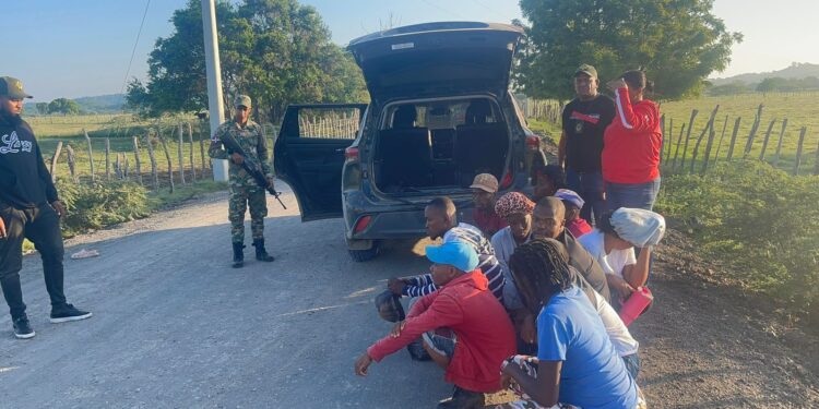 Arrestan hombre y mujer con 18 inmigrantes indocumentados en dos jeepetas en Dajabón y Valverde