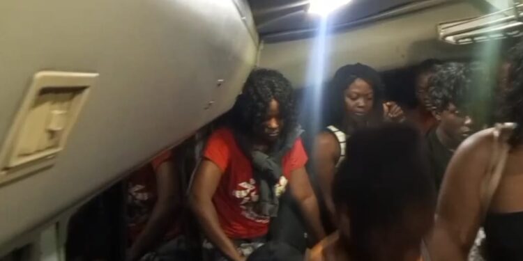 En autobús de transporte público detienen 12 inmigrantes haitianos indocumentados en Dajabón