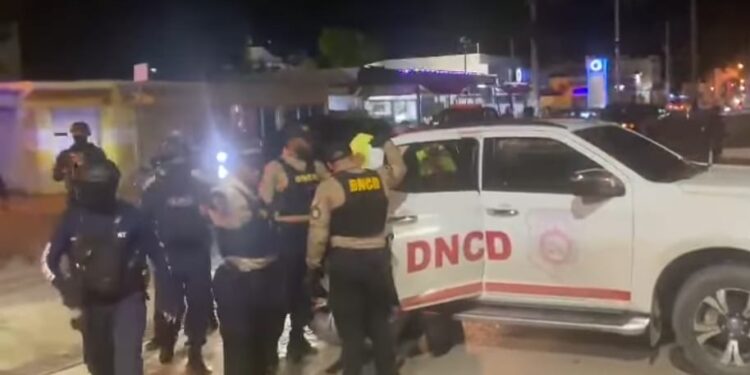 Autoridades conjuntas ocupan armas artículos y detienen varias personas para ser investigadas con relación a las muertes de cinco personas en Loma de Cabrera
