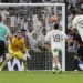 El Barça se queda a un suspiro de cerrar el título tras un gol del Madrid en el 95