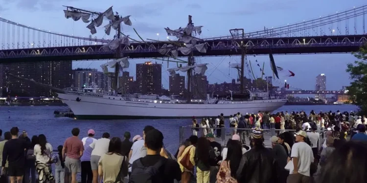 Dos muertos al chocar un buque escuela mexicano con el puente de Brooklyn de Nueva York
