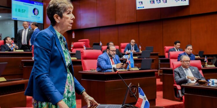 Senadora de Puerto Plata pide sancionar a quienes difaman por redes sociales