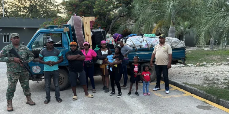 En un camión de mudanzas fueron detenidos 07 haitianos indocumentados en Duvergé