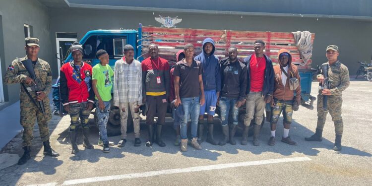Otro camionero detenido cuando escondía a 13 inmigrantes indocumentados cubiertos bajo una lona en Duvergé
