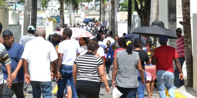 Cementerios se llenan de amor y lágrimas en el Día de las Madres