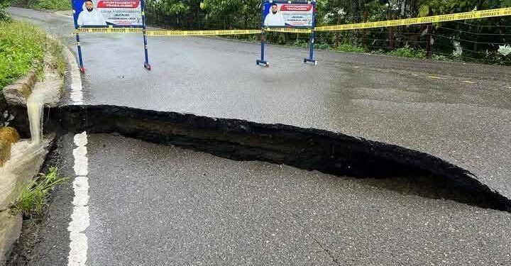 Carretera Gaspar Hernández-Tenares colapsa a causa de las lluvias