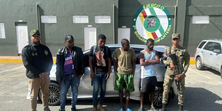 Militares del ERD apresan conductor ocultaba indocumentados en el baúl de un automóvil en San Juan de la Maguana