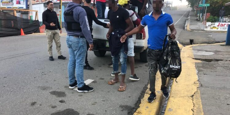 Unidades de la DGM detienen 1,083 y deportan 450 extranjeros indocumentados sorprendidos en el país