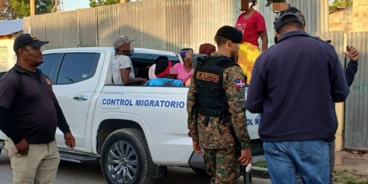 Interdicciones de Migración dejan saldo 2,056 ilegales detenidos y 1,441 deportados