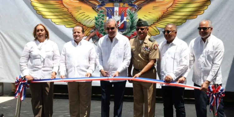 Abinader inaugura planta militar de ensamblaje de vehículos en San Cristóbal