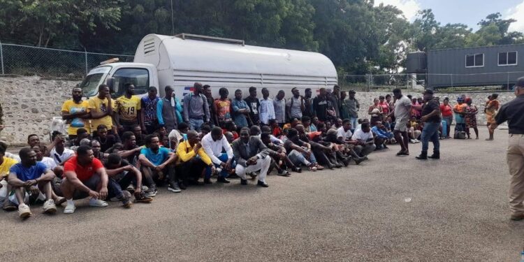 Autoridades peinan zona de Estero Hondo en busca de haitiano que mató hacendado, apresan varios