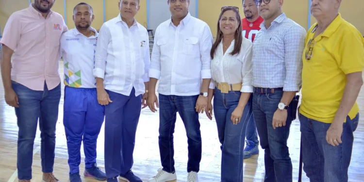 Ministro Kelvin Cruz supervisa trabajos en multiuso Garibaldi Almonte en Cotui