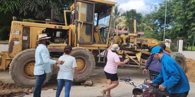 Comunitarios impiden autoridades apliquen tierra de barro en hoyo de carretera la Vigía Dajabón