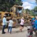 Comunitarios impiden autoridades apliquen tierra de barro en hoyo de carretera la Vigía Dajabón