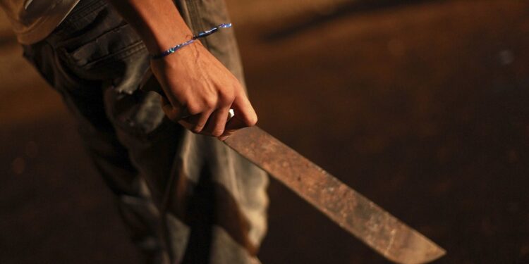 Hombre hiere otro a machetazos tras discusión frente a centro educativo de Imbert