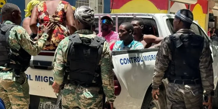 Migración penetra en iglesia y apresa a varios haitianos
