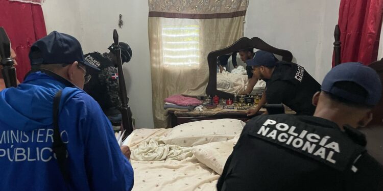 DINTEL ocupa escopeta ilegal y amplio arsenal durante allanamiento en Santiago Rodríguez