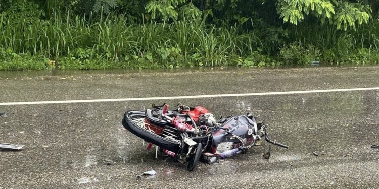 Muere joven al chocar moto que conducía con un poste en Montellano
