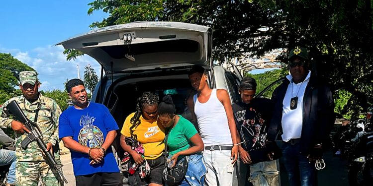 Apresan a tres hombres ocultaban haitianas indocumentadas entre maniquíes en Montecristi