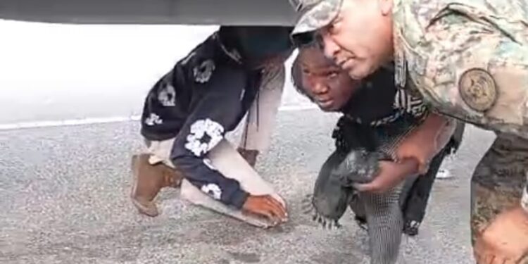 Video; Ejército descubre inmigrantes indocumentados ocultos debajo de la cola de una patana en Azua