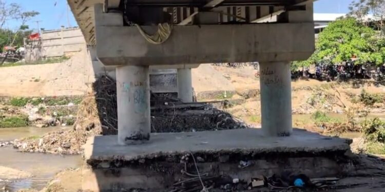 CODIA y comerciantes temen colapso de puente entre Juana Méndez y Dajabón por crecidas del río y extracción de materiales