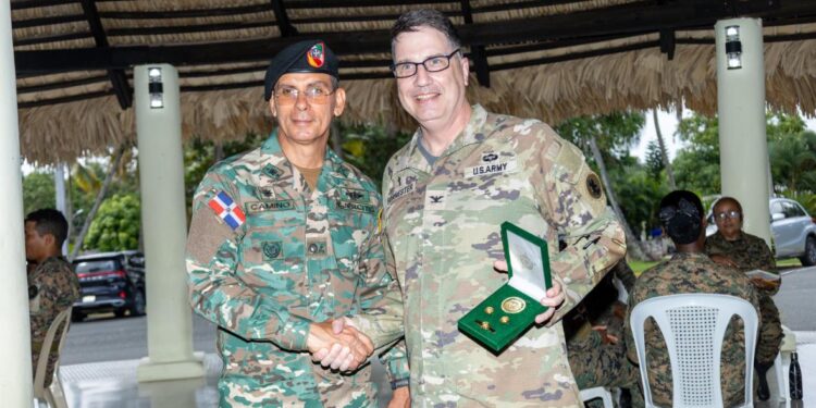 Ejército Sur EE.UU. entrena soldados ERD en manejo de traumas posteriores a labores de rescate