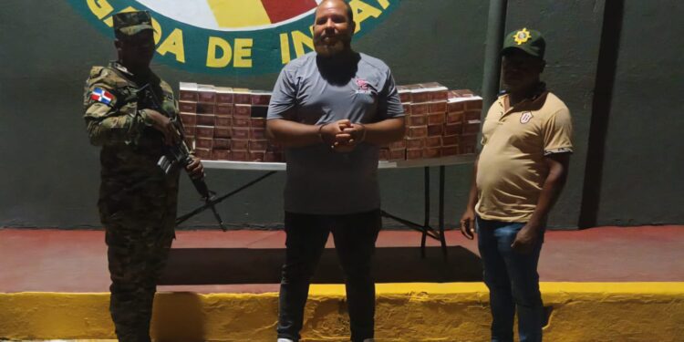 Arrestan hombre escondía contrabando de cigarrillos en compartimento fabricado debajo de automóvil
