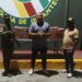 Arrestan hombre escondía contrabando de cigarrillos en compartimento fabricado debajo de automóvil