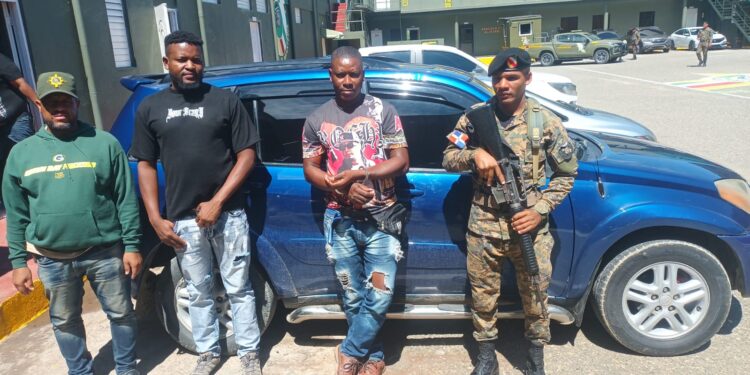 Arrestan sargento y raso del ERD con inmigrantes indocumentados en San Juan de la Maguana