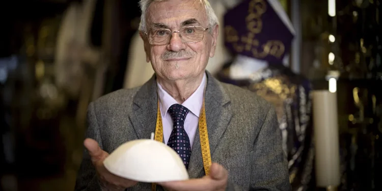 El sastre del Vaticano se adelanta al humo blanco