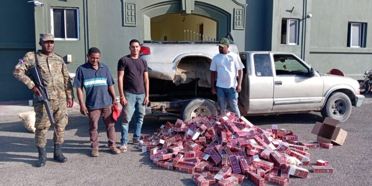 Descubren contrabando de más 38 mil cigarrillos ocultos entre el chasis y cama de una camioneta en Montecristi