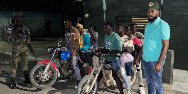 Detienen 13 migrantes haitianos indocumentados cuando eran transportados en motocicletas