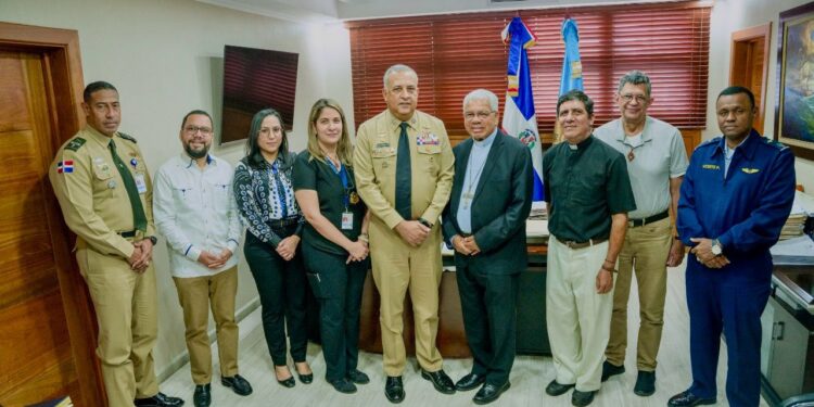 Arzobispo Francisco Ozoria realiza visita de cortesía al director general de Migración