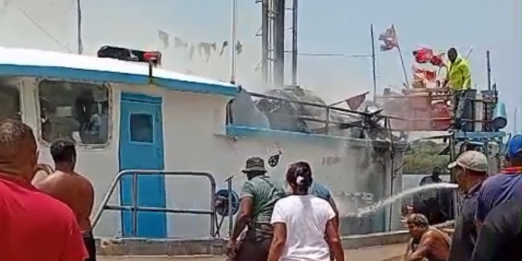 Un nuevo incendio afecta embarcación en muelle de Luperón