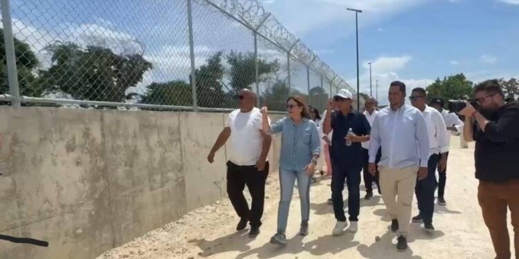 Carolina Mejía respalda construcción verja perimetral con Haití y propone muro económico y ecológico