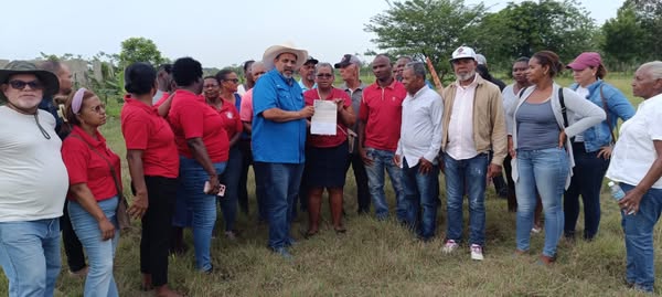La Alcaldía de Dajabón entrega cheque por valor de RD$300,000 pesos a la Unión de Juntas de Vecinos para adquisición de terreno