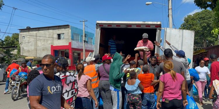 Senador Ney Rodríguez realiza operativo con raciones alimenticias