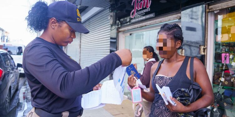 Las unidades de interdicción migratoria detienen 1,796 extranjeros sin documentos y deportan 1,251