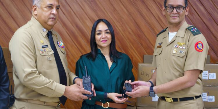 El MIP entrega a la DGM 200 radios y 200 “Bodycams” para fortalecer y transparentar operaciones migratorias