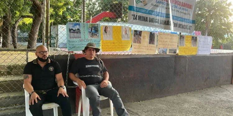 Comunitarios se encadenan en demanda de obras