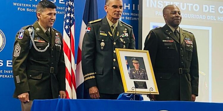 Comandante del Ejército realiza visita al Instituto de Cooperación para la Seguridad del Hemisferio Occidental