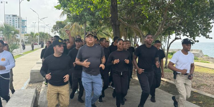 Video; director de migración Lee Ballester, encabeza caminada con la nueva generación de jóvenes que dentro de pocas semanas se integrarán a las brigadas de interdicción